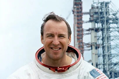 Jim Lovell, astronauta e comandante da histórica missão Apollo 13, faleceu no dia 7 de agosto em Lake Forest, Illinois, aos 97 anos. A informação foi confirmada pela Nasa nesta sexta-feira (8).Lovell entrou para a Nasa em 1962 e participou de missões importantes, como piloto reserva da Gemini 4 e comandante reserva da Apollo 11, que levou Neil Armstrong à Lua.<!-- NICAID(16097787) -->