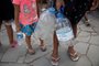 PORTO ALEGRE, RS, BRASIL, 18.01.2024: após protesto moradores da Vila Conceição recebem água de um caminhão pipa. Fotos: Camila Hermes/Agencia RBS<!-- NICAID(15654415) -->