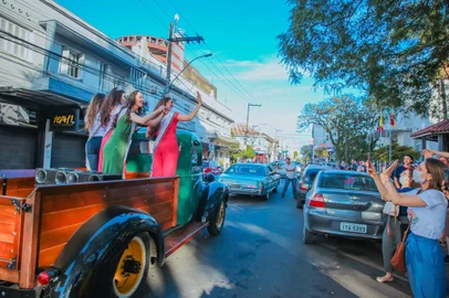 Soberanas de Farroupilha desfilam a bordo de carros antigos no dia do aniversário do município. A rainha Laura Verona Bet e as princesas Ana Paula Casa e Millena Dossin Broilo foram destaques no passeio com 20 carros.<!-- NICAID(14965920) -->