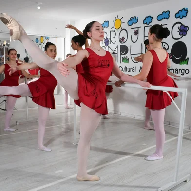 Aulas gratuitas de ballet, canto, dança contemporânea, danças urbanas, expressão corporal e artística, além de teatro são oferecidas para crianças e jovens no Espaço Cultural Akácio Camargo.<!-- NICAID(16084166) -->