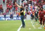 Apesar da derrota para o Athletico-PR, Coudet enaltece atuação do Inter: "Orgulhoso"
