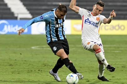 Gremio's Colombia midfielder #06 Gustavo Cuellar and Atletico Grau's Argentina forward #11 Neri Bandiera fight for the ball during the Copa Sudamericana group stage football match between Peru's Atletico Grau and Brazil's Gremio at the Alejandro Villanueva stadium in Lima on May 7, 2025. (Photo by ERNESTO BENAVIDES / AFP)Editoria: SPOLocal: LimaIndexador: ERNESTO BENAVIDESSecao: soccerFonte: AFPFotógrafo: STF<!-- NICAID(16032553) -->