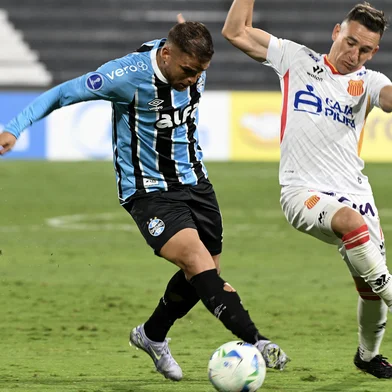 Gremio's Colombia midfielder #06 Gustavo Cuellar and Atletico Grau's Argentina forward #11 Neri Bandiera fight for the ball during the Copa Sudamericana group stage football match between Peru's Atletico Grau and Brazil's Gremio at the Alejandro Villanueva stadium in Lima on May 7, 2025. (Photo by ERNESTO BENAVIDES / AFP)Editoria: SPOLocal: LimaIndexador: ERNESTO BENAVIDESSecao: soccerFonte: AFPFotógrafo: STF<!-- NICAID(16032553) -->