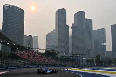 Williams' Spanish driver Carlos Sainz drives during a practice session ahead of the Formula One Singapore Grand Prix at the Marina Bay Street Circuit in Singapore on October 9, 2026. (Photo by Lillian SUWANRUMPHA / AFP)<!-- NICAID(16384109) -->