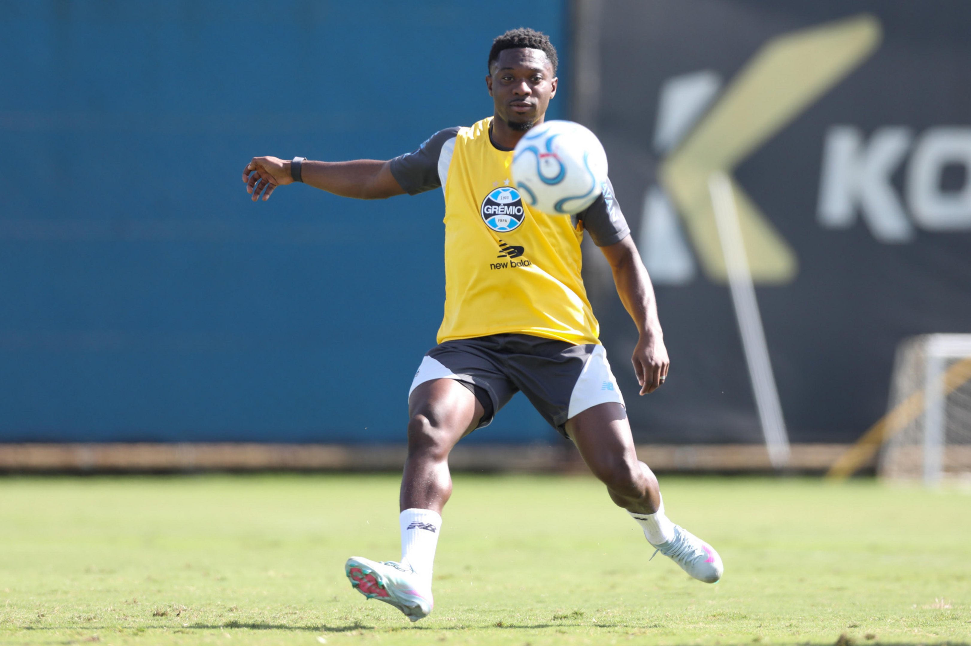 Entenda os motivos que tiraram Amuzu do time titular no Gre-Nal