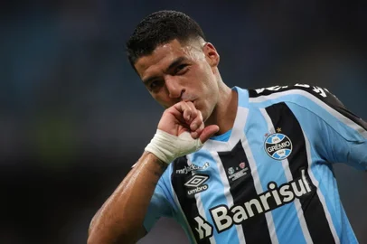 Gremio's Uruguayan forward Luis Suarez celebrates after scoring against Sao Luiz during the Brazilian Recopa Gaucha football match between Gremio and Sao Luiz at the Arena do Gremio stadium in Porto Alegre, Brazil on January 17, 2023. - Uruguayan international forward Luis Suarez has signed a two-year contract with Brazilian club Gremio. (Photo by SILVIO AVILA / AFP)Editoria: SPOLocal: Porto AlegreIndexador: SILVIO AVILASecao: soccerFonte: AFPFotógrafo: STR<!-- NICAID(15324279) -->