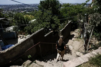 PORTO ALEGRE, RS, BRASI, 04-12-2025: CENSO 2022 COMUNIDADES URBANAS E CONDIÇÕES DISCREPANTES. Visitamos o Morro da Polícia, localizado na zona leste de Porto Alegre. No local, condições de moradias precárias podem ser vistas, como falta de água, energia, e trechos precários para circulação. Na imagem, Suelen Nunes Machado, moradora do local. Fotos: Duda Fortes/Agencia RBS<!-- NICAID(16180333) -->