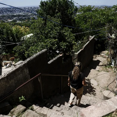 PORTO ALEGRE, RS, BRASI, 04-12-2025: CENSO 2022 COMUNIDADES URBANAS E CONDIÇÕES DISCREPANTES. Visitamos o Morro da Polícia, localizado na zona leste de Porto Alegre. No local, condições de moradias precárias podem ser vistas, como falta de água, energia, e trechos precários para circulação. Na imagem, Suelen Nunes Machado, moradora do local. Fotos: Duda Fortes/Agencia RBS<!-- NICAID(16180333) -->