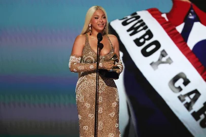 LOS ANGELES, CALIFORNIA - FEBRUARY 02: Beyoncé accepts the Album of the Year award for "COWBOY CARTER" onstage during the 67th Annual GRAMMY Awards at Crypto.com Arena on February 02, 2025 in Los Angeles, California.   Kevin Winter/Getty Images for The Recording Academy/AFP (Photo by KEVIN WINTER / GETTY IMAGES NORTH AMERICA / Getty Images via AFP)<!-- NICAID(15967937) -->