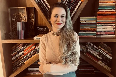 O evento ocorre no dia 3 de outubro, às 18h, com sessão de autógrafos no Espaço 2 da Feira. No dia seguinte, 04/10, às 10h30min, será realizada a oficina “Você está pronta para escrever!”, aberta ao público, com vagas limitadas.A obra, contemplada com Menção Honrosa no Prêmio Literário Cidade de Manaus 2024, trata de temas atuais e relevantes como a condição feminina, a síndrome da impostora e a invisibilidade histórica das mulheres, conectando literatura, cidadania e inclusão.<!-- NICAID(16137211) -->