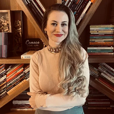 O evento ocorre no dia 3 de outubro, às 18h, com sessão de autógrafos no Espaço 2 da Feira. No dia seguinte, 04/10, às 10h30min, será realizada a oficina “Você está pronta para escrever!”, aberta ao público, com vagas limitadas.A obra, contemplada com Menção Honrosa no Prêmio Literário Cidade de Manaus 2024, trata de temas atuais e relevantes como a condição feminina, a síndrome da impostora e a invisibilidade histórica das mulheres, conectando literatura, cidadania e inclusão.<!-- NICAID(16137211) -->