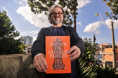 CAXIAS DO SUL, RS, BRASIL, 05/10/2023. Marco de Menezes com seu novo livro “Os ternos de Charlie Parker e outros poemas”. (Neimar De Cesero/Agência RBS)Indexador: NEIMAR DE CESERO<!-- NICAID(15561243) -->