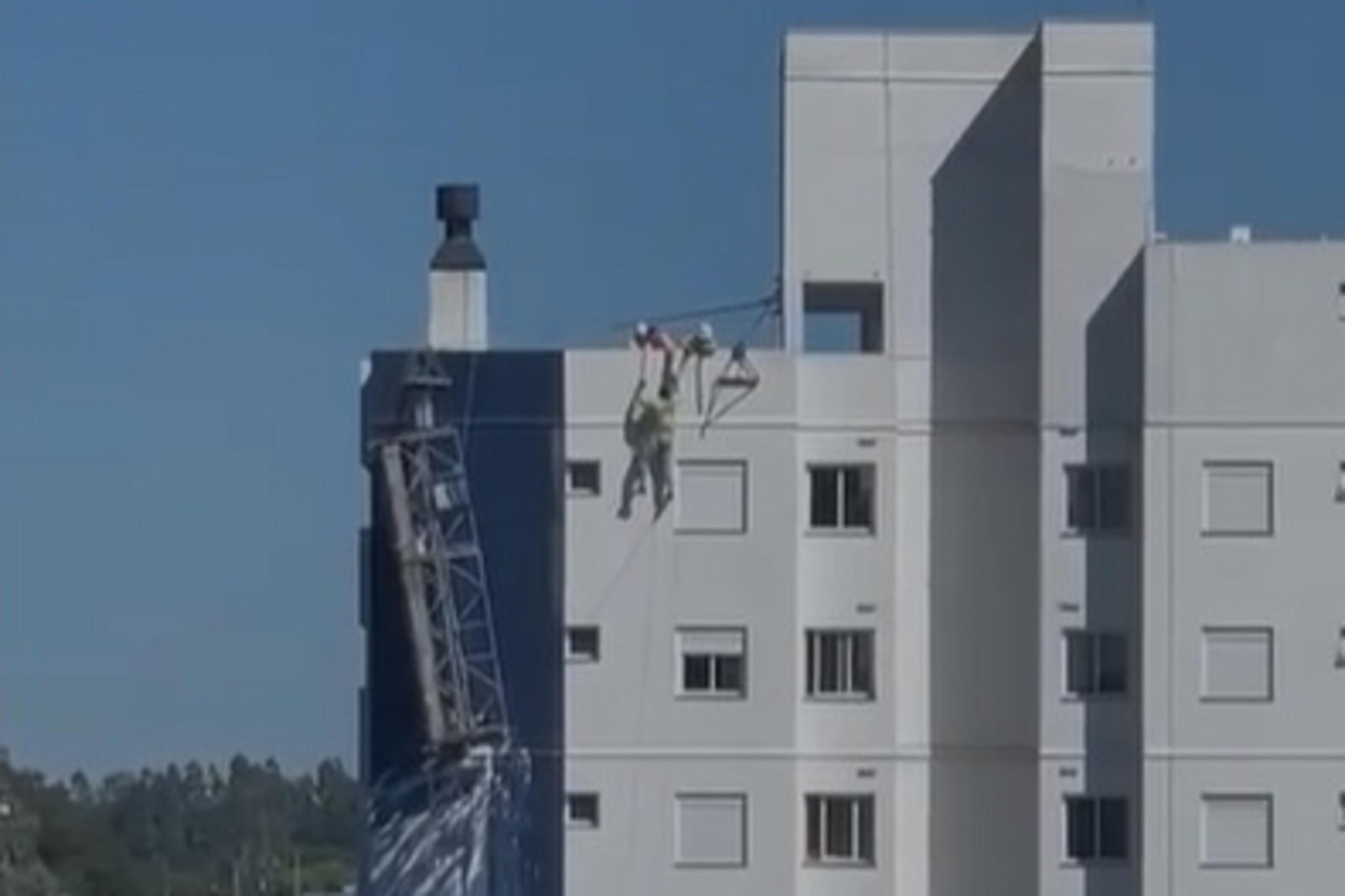 Trabalhador &eacute; resgatado ap&oacute;s queda de andaime no alto de pr&eacute;dio em Farroupilha
