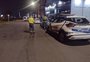 Motorista embriagado resiste a abordagem,  avança com carro contra fiscais e acaba preso em Caxias