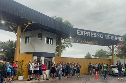 Os trabalhadores do transporte coletivo urbano de Santa Maria estão paralisados nesta terça-feira (23). A mobilização ocorre em razão do atraso no pagamento do ticket alimentação, que deveria ter sido depositado no último dia 15, além do pagamento incompleto do vale quinzenal e da incerteza quanto ao pagamento dos salários no fim do mês.<!-- NICAID(16192422) -->