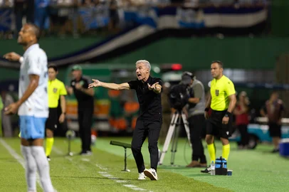 BRASILEIRO A 2025, CHAPECOENSE X GREMIOSC - BRASILEIRO A 2025, CHAPECOENSE X GRÊMIO - ESPORTES - SC - CHAPECO - 16/03/2026 - BRASILEIRO A 2025, CHAPECOENSE X GRÊMIO - Luís Castro técnico do Grêmio durante partida contra o Chapecoense no estádio Arena Conda pelo campeonato [COMPETIÇÃO]. 16/03/2026 - Foto: LIAMARA POLLI/AGIF - AGÊNCIA DE FOTOGRAFIA/AGIF - AGÊNCIA DE FOTOGRAFIA/ESTADÃO CONTEÚDOEditoria: ESPORTESLocal: CHAPECOIndexador: LIAMARA POLLIFotógrafo: AGIF - AGÊNCIA DE FOTOGRAFIA<!-- NICAID(16246448) -->