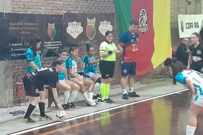 Lance da primeira decisão da Copa RS feminina de 2023, entre Imigrante e Celemaster, em Bento Gonçalves.