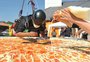 Com guindaste e rapel, cidade do RS se prepara para fazer a maior pizza do Brasil