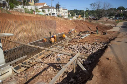 Porto Alegre, RS, Brasil - Duplicação da Avenida Tronco atrasa novamente. Muitos homens e máquinas tentam acelerar obra que está muito atrasada e irá atrasar mais ainda.Indexador: Jeff Botega<!-- NICAID(15405561) -->