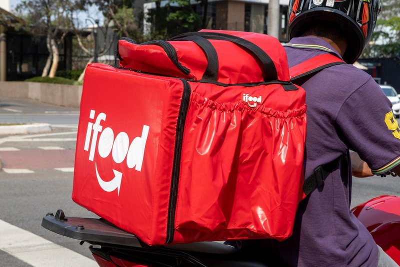 IFood deliverySao Paulo, Brazil - sept 19 2020: worker I Foodon the motorcycle delivers food to customers.Indexador: Fabio SallesFonte: 379274595<!-- NICAID(15538484) -->