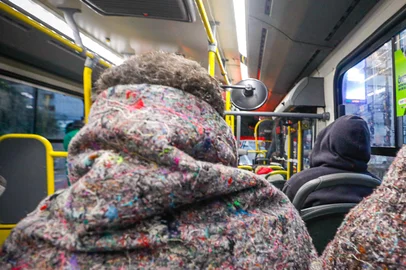Porto Alegre, RS, Brasil 19/6/2025: O Transporte Solidário da Operação Inverno, responsável pelo traslado gratuito de pessoas em situação de rua acolhidas pela prefeitura, teve início nesta quinta-feira, 19, sob a coordenação da Secretaria de Mobilidade Urbana (SMMU) e da Empresa Pública de Transporte e Circulação (EPTC). Na parte da tarde, o ônibus fez o transporte dos acolhidos do Centro de Referência Especializado para População em Situação de Rua (Centro POP 1), na avenida João Pessoa, 2384, retornando com os acolhidos ao abrigo emergencial instalado no ginásio do Departamento Municipal de Habitação (Demhab), na rua Conde D’Eu, 66, bairro Santana. Foto: Alex Rocha/PMPA<!-- NICAID(16077268) -->
