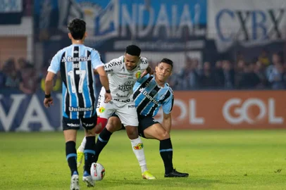BRUSQUE X GRÊMIOSC - SÉRIE B/BRUSQUE X GRÊMIO - ESPORTES - Zé Mateus (c), do Brusque, em partida contra o Grêmio válida pela 19ª rodada da Série B do Campeonato Brasileiro   2022,  no estádio Augusto Bauer, em Brusque, na noite desta terça-feira (19).   19/07/2022 - Foto: ROBERTO ZACARIAS/ISHOOT/ESTADÃO CONTEÚDOEditoria: ESPORTESLocal: BRUSQUEIndexador: ROBERTO ZACARIASFonte: iShootFotógrafo: ISHOOT<!-- NICAID(15153352) -->