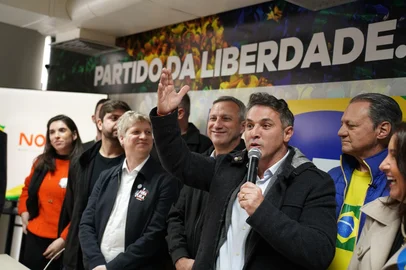 Aliados muito próximos, PL e Novo confirmaram que estarão juntos na eleição de 2026 no Rio Grande do Sul. Os dois partidos chegaram a um acordo que já era esperado nos bastidores, e selaram sa pré-candidaturas de Luciano Zucco (PL) a governador e Ubiratan Sanderson (PL) e Marcel Van Hattem (Novo) ao Senado.<!-- NICAID(16087473) -->