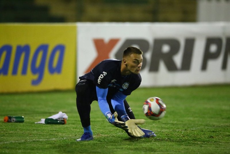 Goleiro testa positivo e aumenta lista de casos em surto de Covid-19 no Grêmio