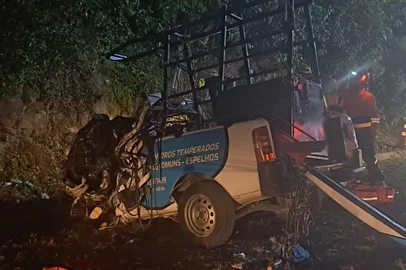Um homem e o filho de seis anos morreram em um acidente ocorrido na RS-446, em São Vendelino, na Serra, na noite de quarta-feira (12). Um outro menino, irmão gêmeo da vítima fatal,  ficou ferido. <!-- NICAID(15994685) -->