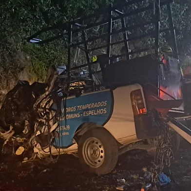Um homem e o filho de seis anos morreram em um acidente ocorrido na RS-446, em São Vendelino, na Serra, na noite de quarta-feira (12). Um outro menino, irmão gêmeo da vítima fatal,  ficou ferido. <!-- NICAID(15994685) -->