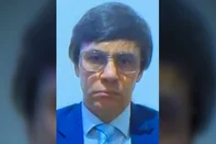 O policial militar condenado por matar o sobrinho em Porto Alegre é agora considerado foragido pelas autoridades gaúchas. Jeverson Olmiro Lopes Goulart, 60 anos, foi sentenciado a 46 anos de prisão em regime inicial fechado por estuprar, matar e simular o suicídio do sobrinho de 12 anos, Andrei Goulart, em 2016.<!-- NICAID(16157135) -->