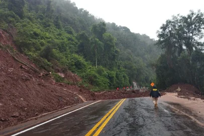 Deslizamentos de terra causam interdições em trechos da BR-116 em Caxias do Sul<!-- NICAID(15790254) -->