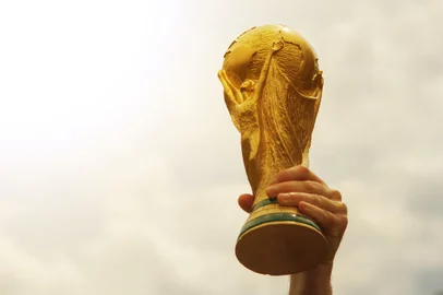 June 12, 2018 Moscow, Russia A man holding a trophy of the FIFA World Cup.Fonte: 398777049<!-- NICAID(15245716) -->