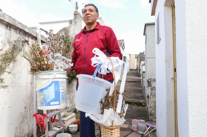 CAXIAS DO SUL, RS, BRASIL, 15/10/2026. População já pode limpar túmulos do Cemitério Municipal para o Dia de Finados 2026. Na foto, Uilson Camargo, 59 anos. (Foto: Bettina Gehm/Grupo RBS)<!-- NICAID(16388191) -->