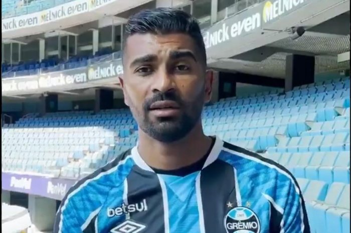 Thiago Santos conhece a Arena e projeta carreira no Grêmio: "Quero fazer  história, ganhar títulos" | GZH