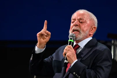 Presidente Lula com dedo em riste durante fala em evento paralelo ao G20, no Rio de Janeiro.