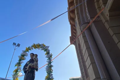 A manhã deste sábado (11) no bairro Santo Antônio, em Porto Alegre, foi marcada por música e buzinaços para a imagem do padroeiro, que circulou pelas ruas no entorno da igreja, localizada na Rua Luiz de Camões.<!-- NICAID(15121508) -->