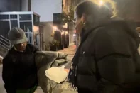 Após apresentação, humorista Whindersson Nunes distribui marmitas para moradores de rua de Caxias do Sul<!-- NICAID(16074018) -->