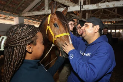 Um grupo de alunos cegos e com baixa visão do Instituto Louis Braille esteve na tarde desta quinta-feira (10) visitando a Fazendinha e a Escolinha do Agro na 98ª Expofeira de Pelotas. <!-- NICAID(15888363) -->