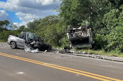 Acidente entre carro e caminhão deixa dois mortos na BR-386 em Carazinho