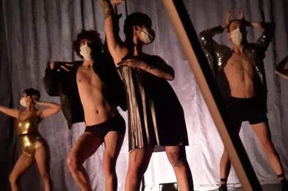 Videodança "História da Dança: 100 anos em +-100", da Cia Municipal de Dança de Caxias do Sul.<!-- NICAID(14869912) -->