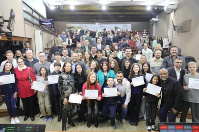 Em sessão ordinária na Câmara de Vereadores de Caxias do Sul, 24 alunos de escolas municipais e estaduais foram diplomados, de forma simbólica, para participarem do programa 'Vereador por um dia 2025', que acontece no dia 6 de outubro. O projeto é promovido pela Escola do Legislativo (EL) e pela Comissão de Educação, Ciência, Tecnologia e Inovação (CECTI) da Câmara. <!-- NICAID(16132430) -->