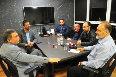 O presidente do MDB de Caxias do Sul, deputado estadual Carlos Búrigo, recebeu no final da tarde desta segunda, 9, em seu escritório de Caxias, o prefeito Adiló Didomenico e o presidente do PSDB de Caxias do Sul, deputado estadual Neri, O Carteiro.  Na pauta, as eleições municipais de 2024. “Caxias é a segunda maior cidade do estado, com mais de meio milhão de habitantes. A cada ano, os desafios são maiores e mais complexos. São questões que precisamos debater para o futuro da cidade”, disse Búrigo. Também acompanharam a reunião o vice-presidente do MDB, vereador Felipe Gremelmaier, José Luiz Zechin, ex-presidente do MDB, e Marcos Saccaro, tesoureiro do partido.<!-- NICAID(15565719) -->