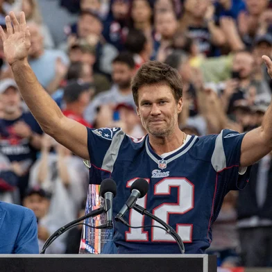 Former New England Patriots quarterback Tom Brady (R) gestures, flanked by CEO of the New England Patriots Robert Kraft, as he speaks to fans as he is honored during halftime of the season-opening game between the Patriots and the Philadelphia Eagles at Gillette Stadium in Foxborough, Massachusetts, on September 10, 2023. Tom Brady played for 20 seasons with the New England Patriots. (Photo by Joseph Prezioso / AFP)Editoria: SPOLocal: FoxboroughIndexador: JOSEPH PREZIOSOSecao: American footballFonte: AFPFotógrafo: STR<!-- NICAID(15539407) -->