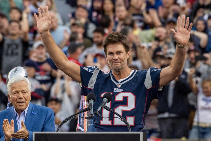 Former New England Patriots quarterback Tom Brady (R) gestures, flanked by CEO of the New England Patriots Robert Kraft, as he speaks to fans as he is honored during halftime of the season-opening game between the Patriots and the Philadelphia Eagles at Gillette Stadium in Foxborough, Massachusetts, on September 10, 2023. Tom Brady played for 20 seasons with the New England Patriots. (Photo by Joseph Prezioso / AFP)Editoria: SPOLocal: FoxboroughIndexador: JOSEPH PREZIOSOSecao: American footballFonte: AFPFotógrafo: STR<!-- NICAID(15539407) -->