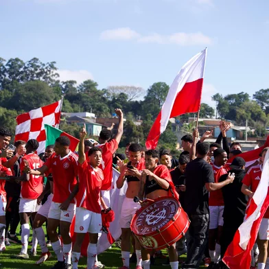 O Inter sagrou-se campeão gaúcho sub-20. O Colorado ergueu a taça após empatar por 1 a 1 com o Grêmio em partida realizada na manhã deste sábado (19), no CT Morada dos Quero-Queros, em Alvorada.<!-- NICAID(16084003) -->