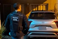 Na manhã desta quarta-feira (09/07/2025), a Polícia Civil, por meio da Delegacia de Investigações Cibernéticas Especiais (DICESP/DERCC), deflagrou a Operação “Abuso de Confiança”, com o objetivo de apurar crimes de estelionato praticados contra escritório de advocacia, em Porto Alegre/RS. Estão sendo cumpridos mandados de busca e apreensão em dois endereços localizados em Canoas/RS, visando a coleta de provas relacionadas aos desvios financeiros orquestrados pelos suspeitos.<!-- NICAID(16076304) -->