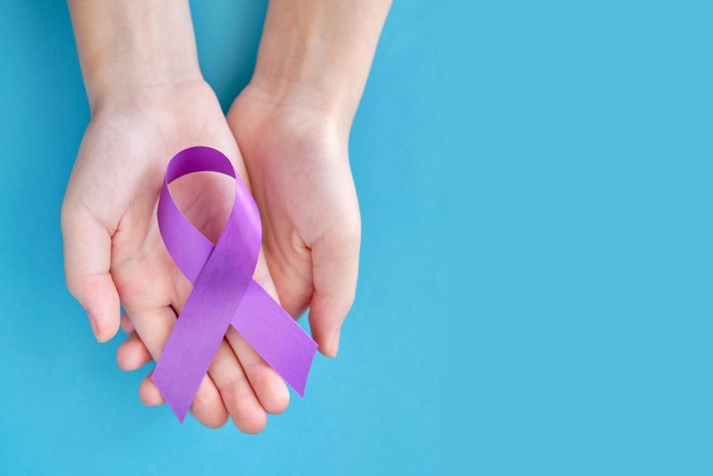 Purple violet symbolic ribbon - the problem of pancreatic cancer, cystic fibrosis, fibromyalgia. Two crossed hands on a blue backgroundPurple violet symbolic ribbon - the problem of pancreatic cancer, cystic fibrosis, fibromyalgia. Two crossed hands on a blue backgroundFonte: 338953608<!-- NICAID(14873707) -->