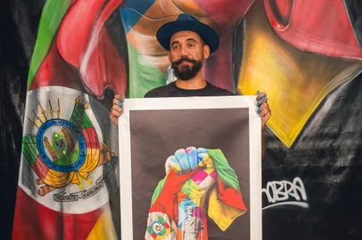 Eduardo Kobra com a obra "Resiliência" produzida para ajudar o RS após as enchentes.<!-- NICAID(15773388) -->