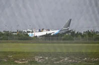 MIAMI, EUA - 06/09/2026 - Um avião de carga da Amazon saiu da pista durante o pouso neste domingo em Miami, colidiu com vários veículos e pegou fogo (Photo by CHANDAN KHANNA / AFP)<!-- NICAID(16360545) -->
